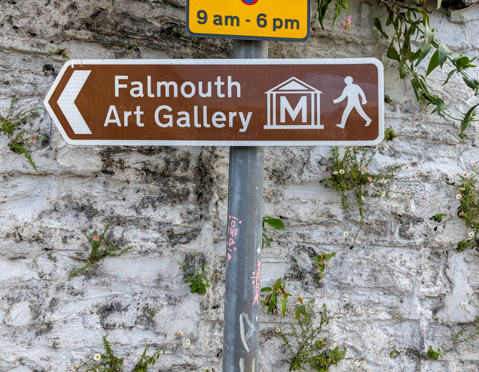 Sign to gallery opposite Quarry Car Park